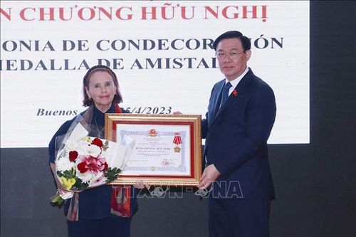 Chủ tịch Quốc hội trao tặng Huân chương Hữu nghị cho Viện văn hóa Argentina – Việt Nam