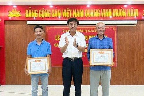 Khen thưởng 2 ngư dân dũng cảm cứu 4 du khách đuối nước ở biển Cửa Lò