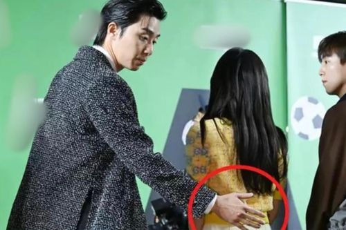 Park Seo Joon ghi điểm với khán giả bởi hành động tinh tế với IU
