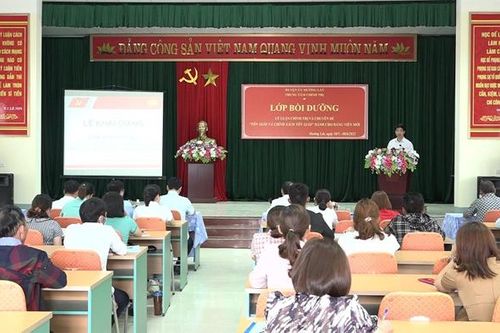 Mường Lát nâng cao trình độ lý luận chính trị cho cán bộ, đảng viên