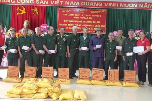 Trao 40 suất quà cho nạn nhân chất độc da cam/dioxin tại huyện Bảo Yên