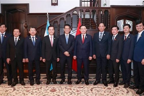 Chủ tịch Quốc hội Vương Đình Huệ gặp mặt cộng đồng người Việt Nam tại Argentina
