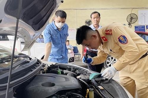 CSGT hỗ trợ đăng kiểm: Giải pháp tình thế, giúp người dân an lòng
