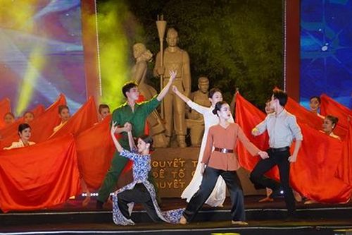 Người dân Thủ đô mãn tai mãn nhãn với nhiều màn biểu diễn nghệ thuật chào mừng 30/4 và 1/5