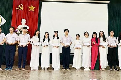 Hội Khuyến học tỉnh Thừa Thiên Huế trao thưởng cho học sinh đoạt giải học sinh giỏi quốc gia