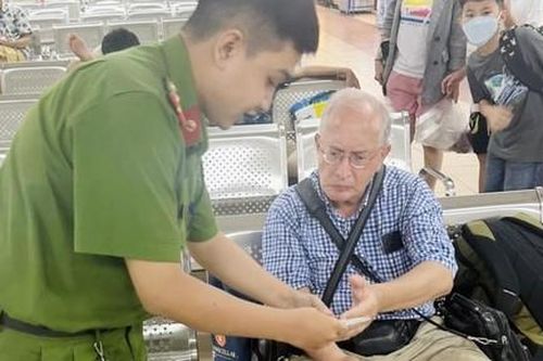 Đoàn viên thanh niên Công an giúp đỡ du khách nước ngoài gặp khó khăn
