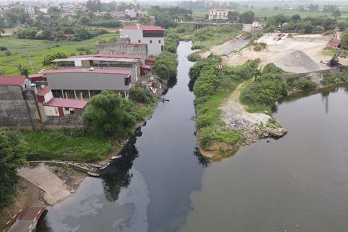 Sông Cầu tiếp tục 'gánh' hàng vạn khối nước thải từ các làng giấy ở Bắc Ninh