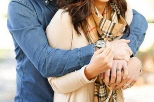 Tưởng yêu đến chết nên đồng ý cho bạn trai khắc tên lên bia mộ, cô gái trả giá