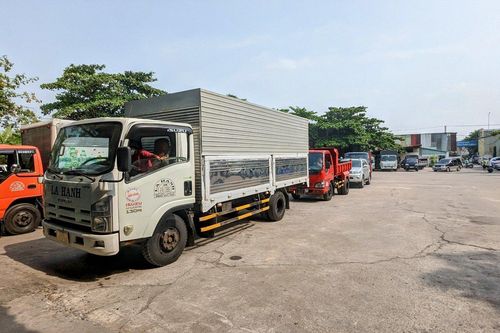 Hết cảnh tài xế chen lấn giành phiếu hẹn đăng kiểm xe ở TP.HCM