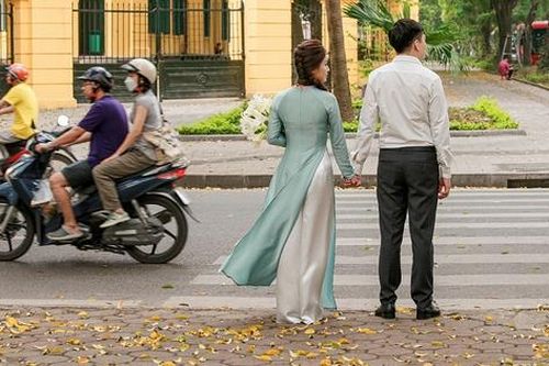 Chị em hào hứng check in với 'combo' hoa loa kèn cùng lá vàng rơi trên con đường lãng mạn nhất Hà Nội