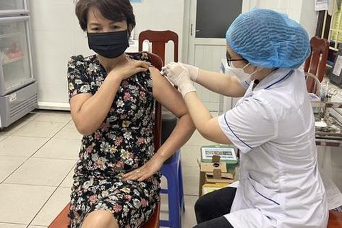 Ca mắc COVID-19 tiếp tục tăng, người dân Hà Nội chủ động đi tiêm vaccine