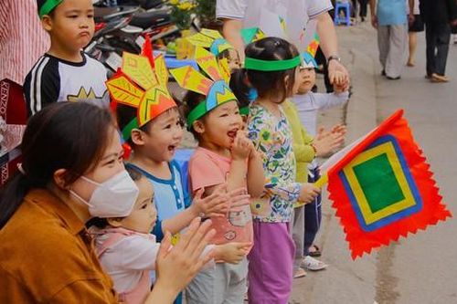 Hàng nghìn người trẩy hội Chùa Láng, đoàn rước kiệu dài nửa cây số