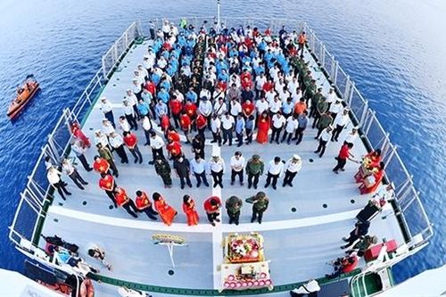 Những người nằm lại phía chân trời