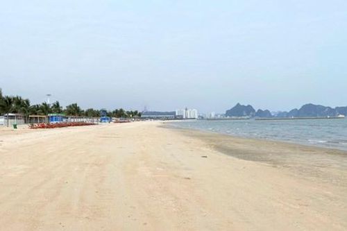 Rác phao xốp trên bãi biển Hạ Long đã được thu dọn