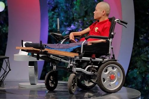 Chàng trai khuyết tật làm thơ, vẽ tranh bằng miệng