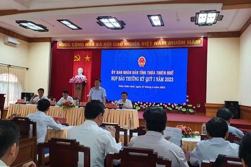 Thông tin mới nhất vụ thầy giáo cầm tay đẩy nữ đồng nghiệp ra khỏi lớp