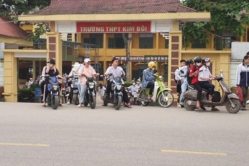 Hòa Bình: Báo động tình trạng học sinh không đội mũ bảo hiểm khi đến trường