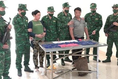 Bắt giữ 2 người mang 15.000 viên ma túy vào Việt Nam