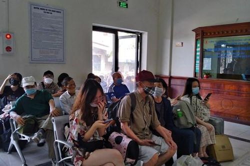 Gần đến dịp nghỉ lễ 30-4 và 1-5, bến tàu đã đông đúc