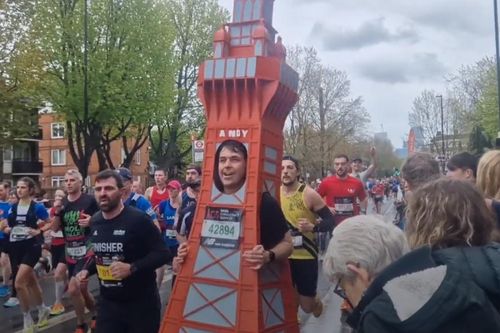 Trang phục kỳ quái của vận động viên chạy marathon ở Anh