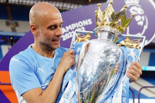 Man City mang cúp vô địch ra trưng trước khi nhấn chìm Arsenal