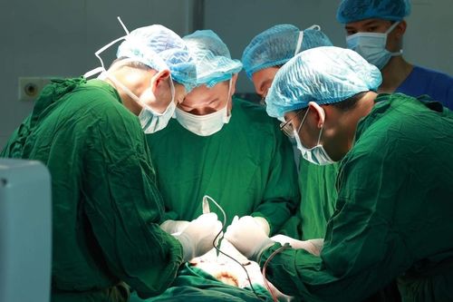 Cắt khối ung thư trên mặt nữ bệnh nhân