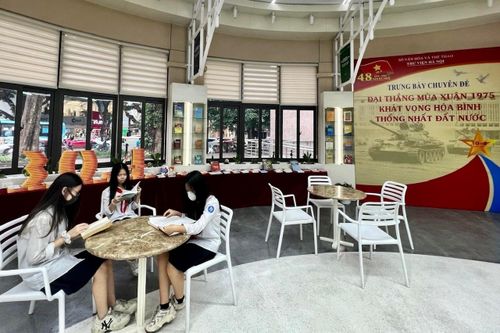Trưng bày sách về Đại thắng mùa xuân 1975