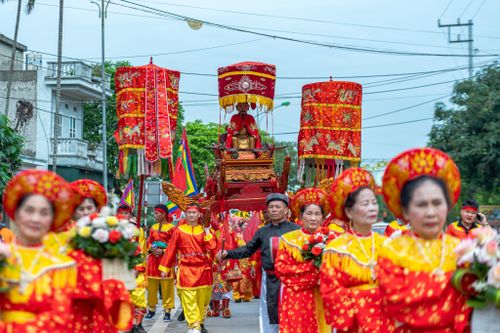 Đoàn rước Đức Thánh Trần dài gần 3 km tại lễ hội Bạch Đằng