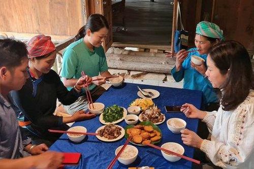 Bản Tày làm du lịch