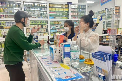 Hà Nội: Nhu cầu mua kit test, thuốc cảm cúm tăng cao