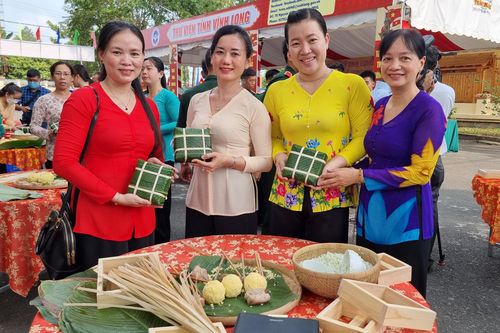 Vĩnh Long thực hành truyền dạy gói bánh chưng
