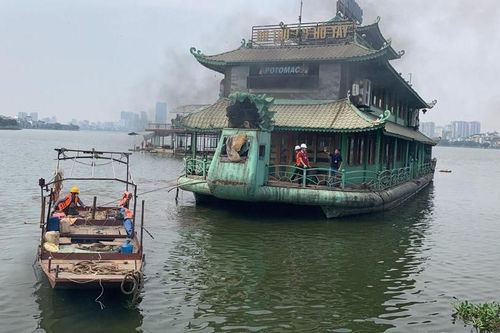 Tháo dỡ, di dời 'tàu ma' trên hồ Tây