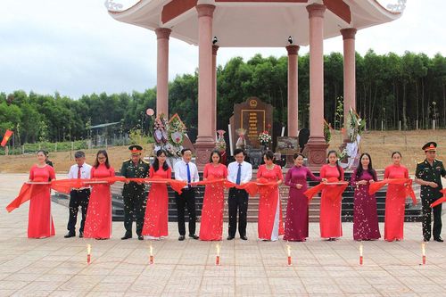 Khánh thành bia di tích và mộ tập thể các liệt sĩ hy sinh tại đồi Xuân Sơn
