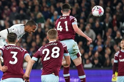 Cú đánh đầu của Matip giúp Liverpool giữ hy vọng tốp 4