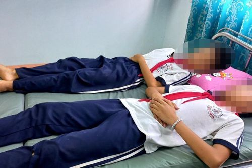 8 học sinh tiểu học ở Bình Phước nghi ngộ độc sau khi ăn kẹo mua trước cổng trường