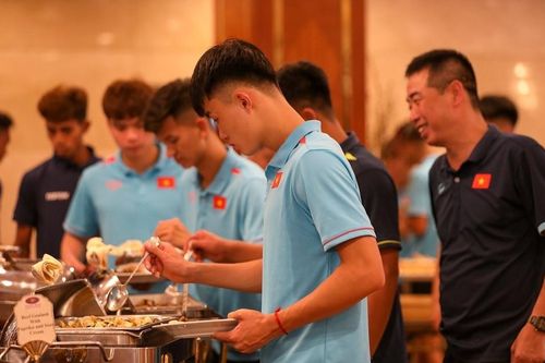 Cận cảnh bữa ăn trưa đầu tiên của đội tuyển U22 Việt Nam