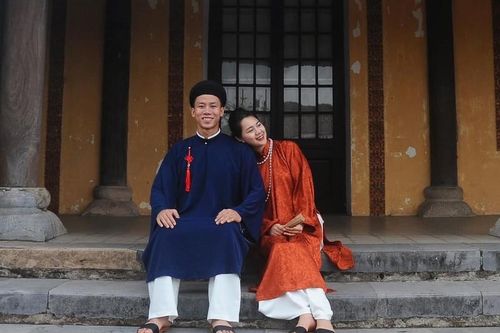 Quế Ngọc Hải và vợ diện áo dài kiểu xưa ở Đại nội Huế