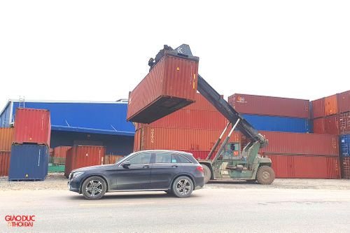 Công ty Toàn Cầu chiếm dụng hành lang ATGT để tập kết container