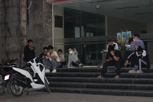 Xuyên đêm xếp hàng nộp hồ sơ mua nhà ở xã hội