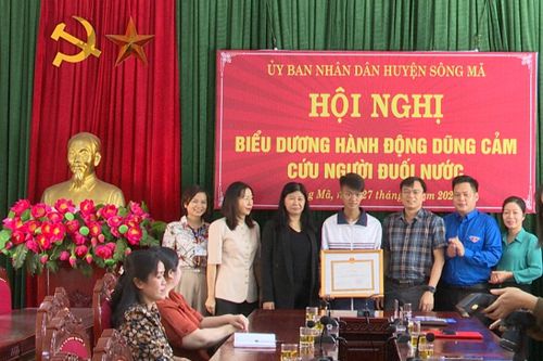 Khen thưởng học sinh lớp 10 cứu 3 người đuối nước ở Sông Mã