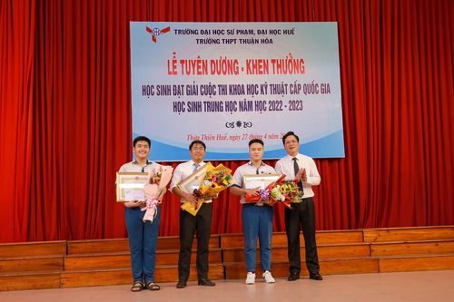 Học sinh nghiên cứu sản phẩm hỗ trợ đi lại cho người khuyết tật