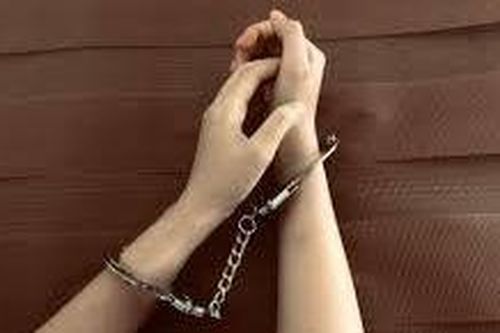 Hai thiếu nữ bị mang đi khắp nơi rao bán