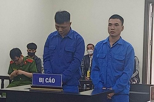 Đang dừng đèn đỏ, tài xế bị nhóm người chặn đầu, đập phá xe