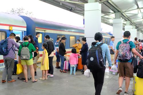 Ga Sài Gòn bán hơn 70.000 vé, nhiều tàu 'cháy vé' dịp lễ