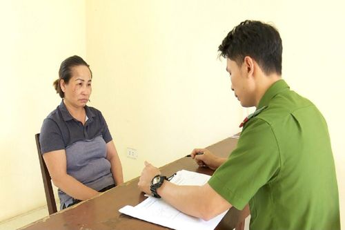 Đôi nam nữ dùng gậy tấn công, ép ngã xe lực lượng CSGT