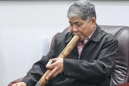 Khách sạn ở quê nhà báo lãi, 'đại gia điếu cày' nhận lương 3 triệu đồng