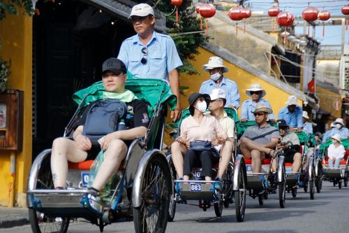 Hàng loạt điểm du lịch miền Trung 'mở hội' đón khách dịp lễ 30/4