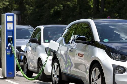 Không tin vào nhiên liệu sạch, châu Âu sẽ vẫn khai tử xe xăng từ năm 2035