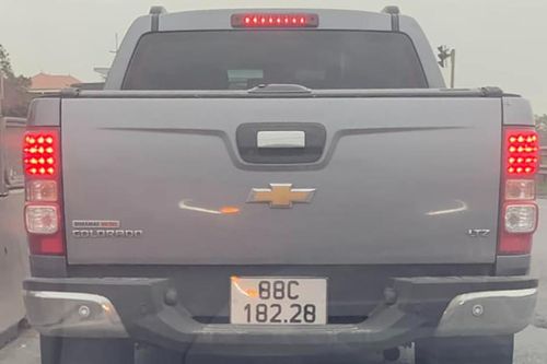 Xử phạt tài xế xe bán tải dán băng dính, sửa biển số trên cao tốc