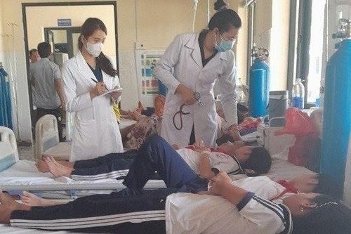 Ăn kẹo mua trước cổng trường, 9 học sinh nhập viện
